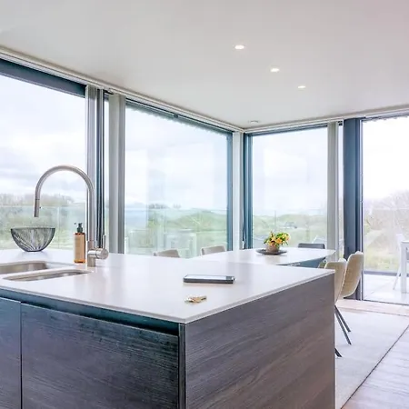 Luxurious Penthouse With Stunning View *