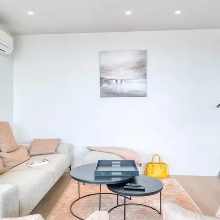 Luxurious Penthouse With Stunning View *