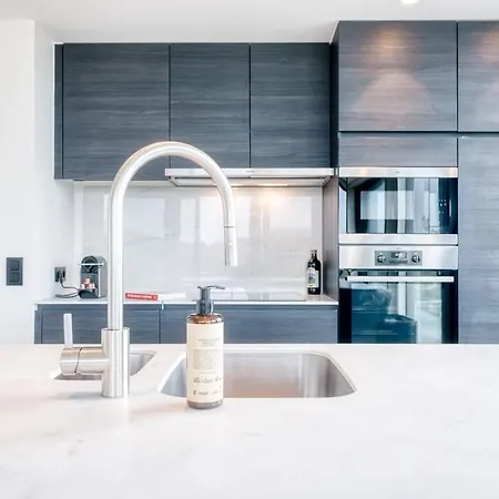 Luxurious Penthouse With Stunning View *